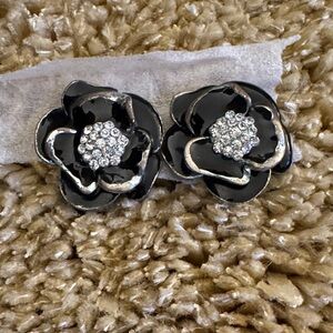 Vintage Candie’s Black and Silver Flower Earrings